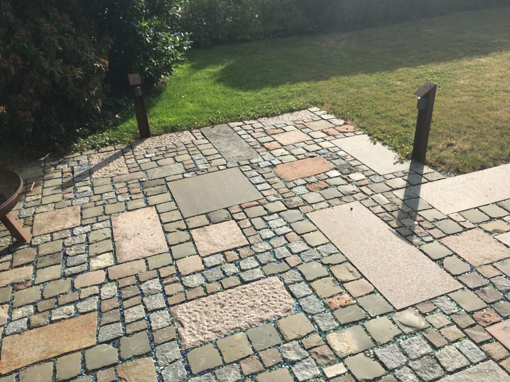 Kreativer Naturstein Belag, Mix aus Platten und Pflaster junggarten.de